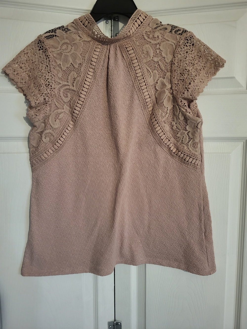 Cable & Gauge Lace Yoke Cap Sleeve Top in Mauve